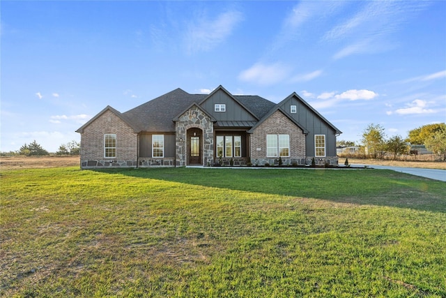 view of front of property featuring a front lawn