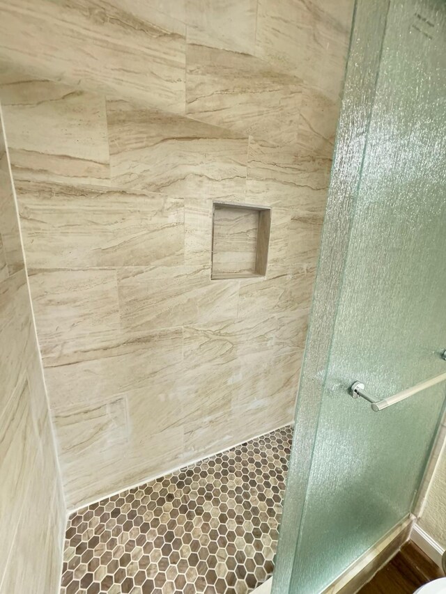 bathroom featuring tiled shower