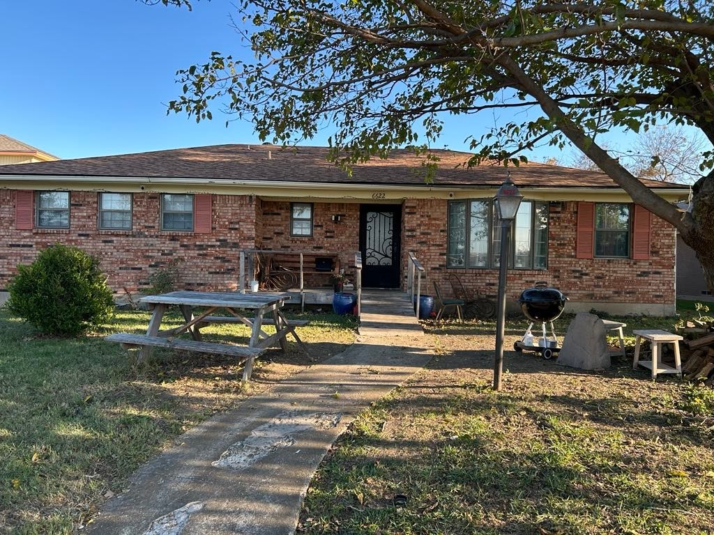 view of front of property with a front lawn