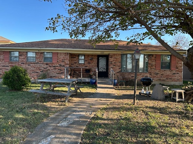 view of front of property with a front lawn