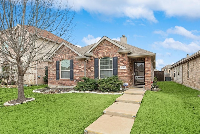 view of front of house featuring a front lawn