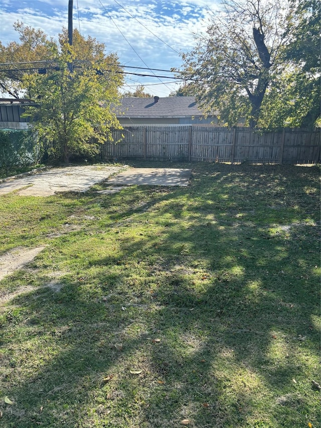 view of yard with a patio area