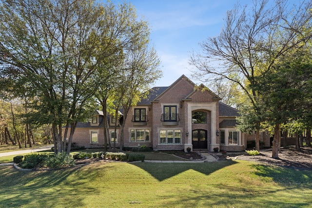 view of front facade with a front lawn