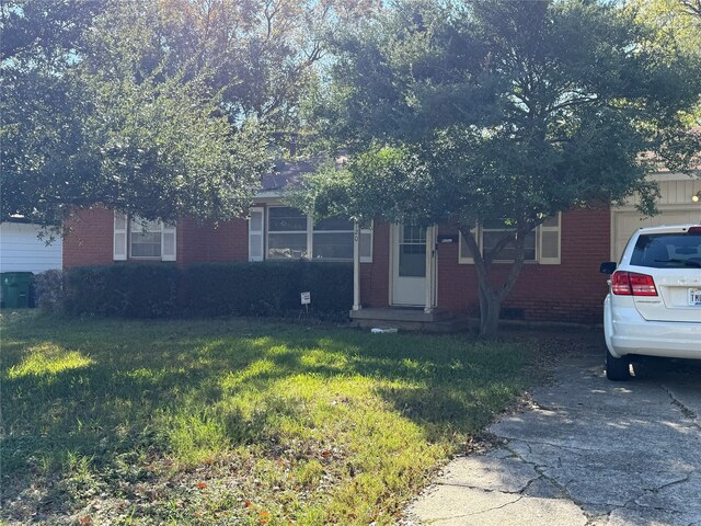 view of front of property featuring a front yard