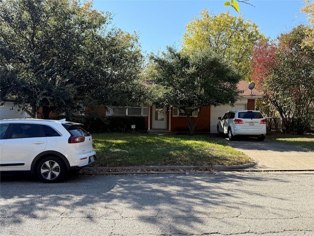 view of front facade with a front yard