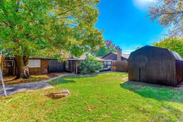 view of yard with a storage shed