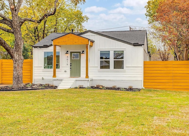 view of front of property with a front yard