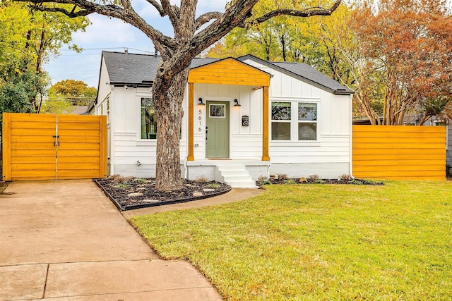 view of front of house featuring a front lawn