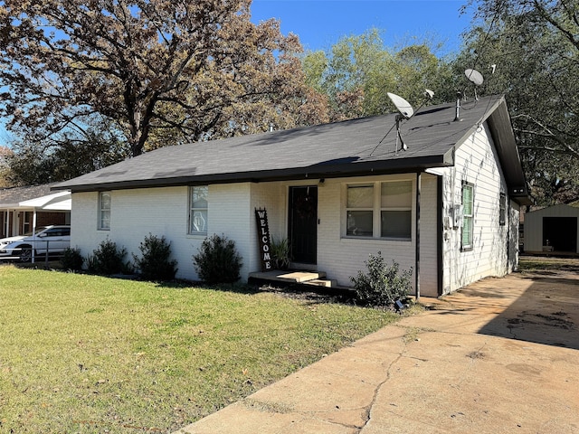 single story home featuring a front lawn