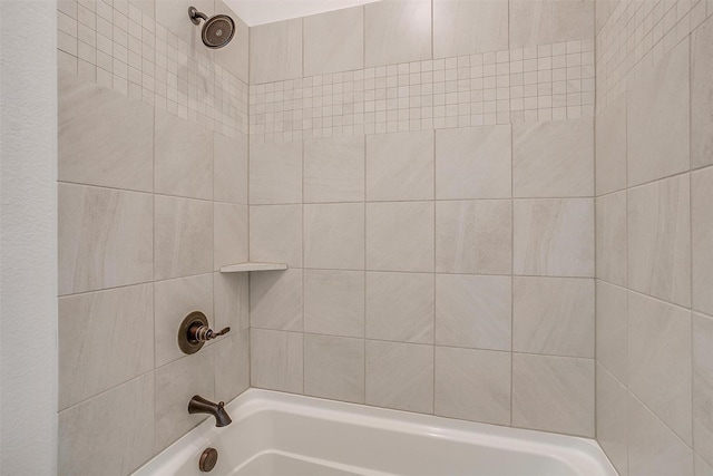 bathroom featuring tiled shower / bath combo