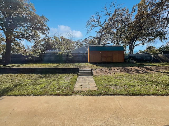 view of yard featuring a storage unit