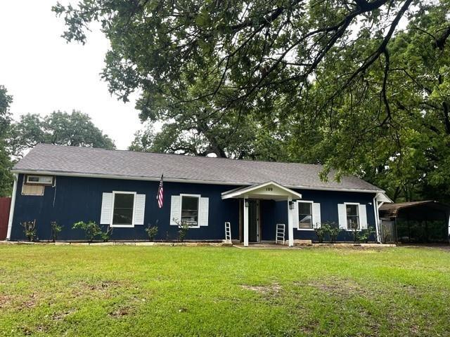 ranch-style home with a front yard