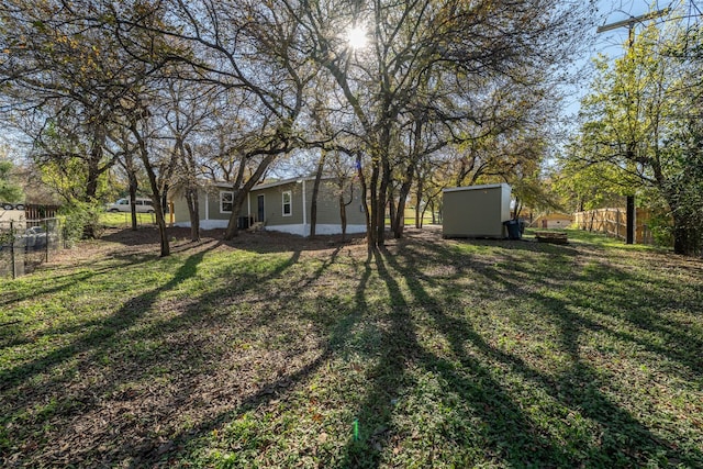 view of yard featuring a storage shed