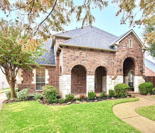 view of front of property with a front yard