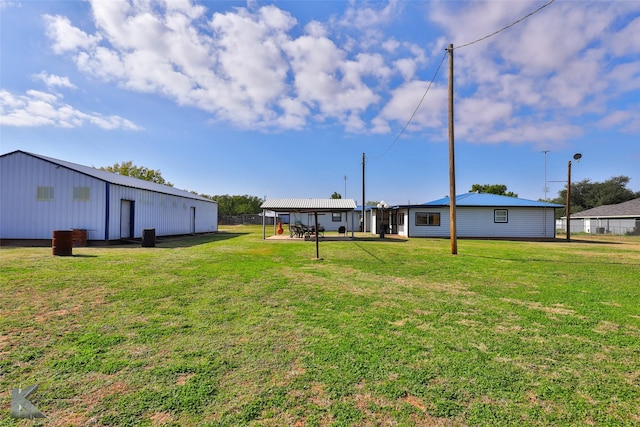 view of yard featuring an outdoor structure