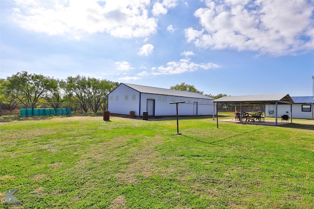 view of yard with an outdoor structure