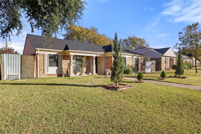 view of front of property featuring a front yard