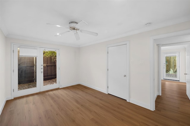 unfurnished room featuring light hardwood / wood-style floors, ceiling fan, and ornamental molding