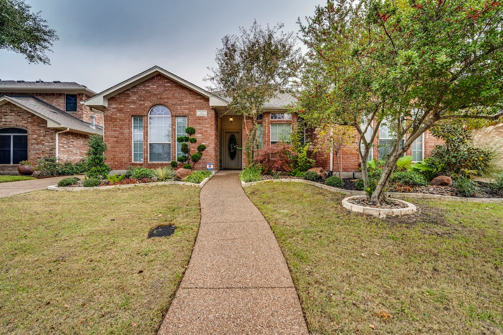 view of front facade with a front yard