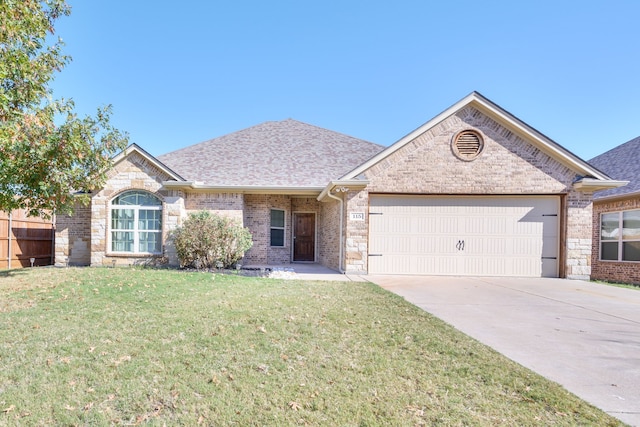 view of front facade featuring a garage and a front yard