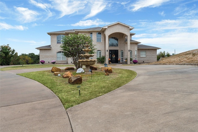 view of front of home featuring a front yard