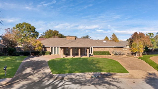 single story home featuring a front lawn