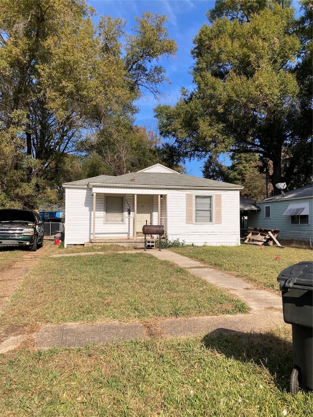 view of front of home featuring a front lawn and covered porch