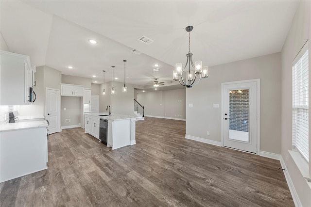 kitchen with sink, decorative light fixtures, a kitchen island with sink, white cabinets, and light wood-type flooring