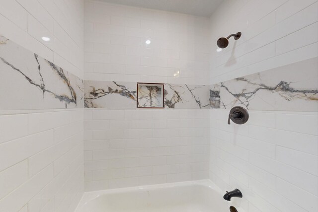 bathroom featuring tiled shower / bath