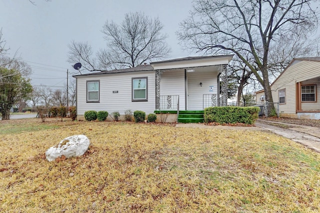 view of front of property featuring a front yard and a porch