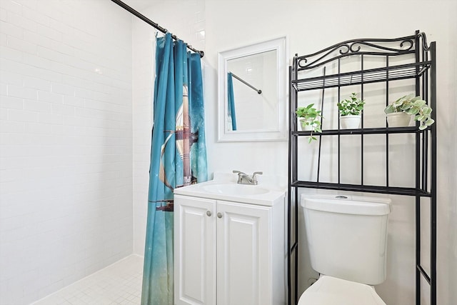 bathroom with a shower with shower curtain, vanity, and toilet