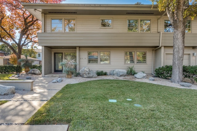 view of front of home featuring a front yard