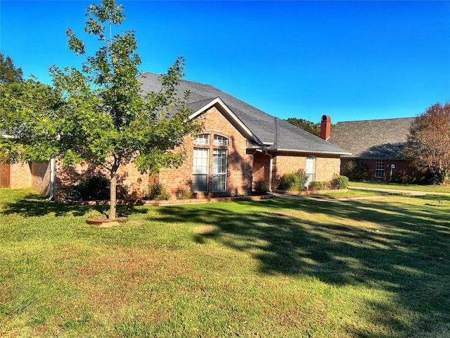 ranch-style home featuring a front lawn