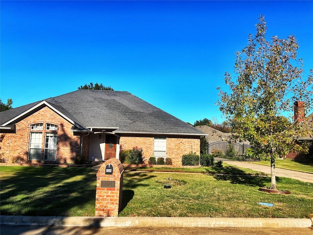 view of front of property featuring a front yard