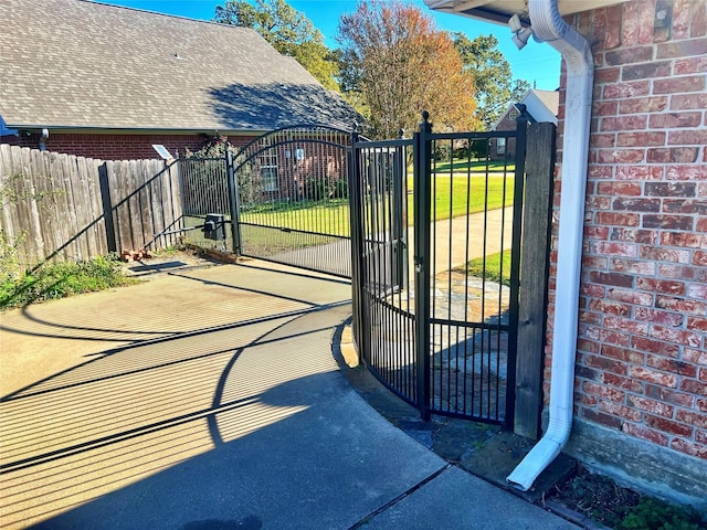 view of gate featuring a yard