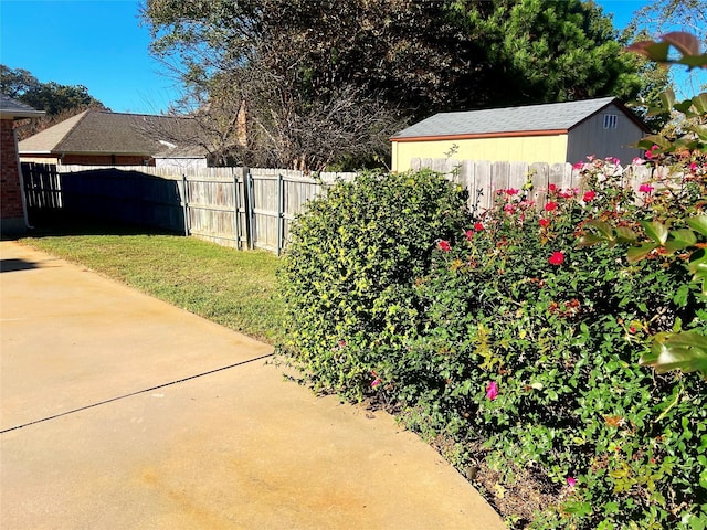 view of yard with a patio