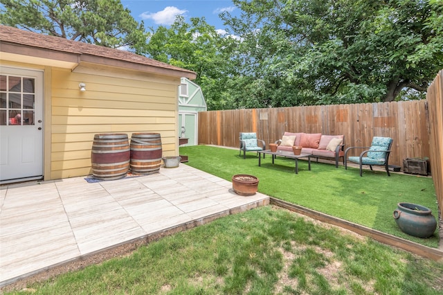 view of yard featuring outdoor lounge area and a patio