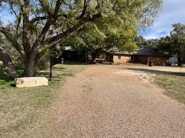 view of front facade featuring a front yard