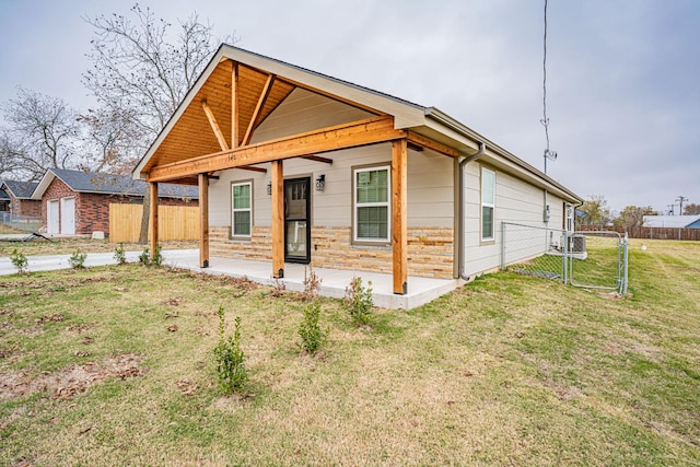 view of front of home featuring a front yard