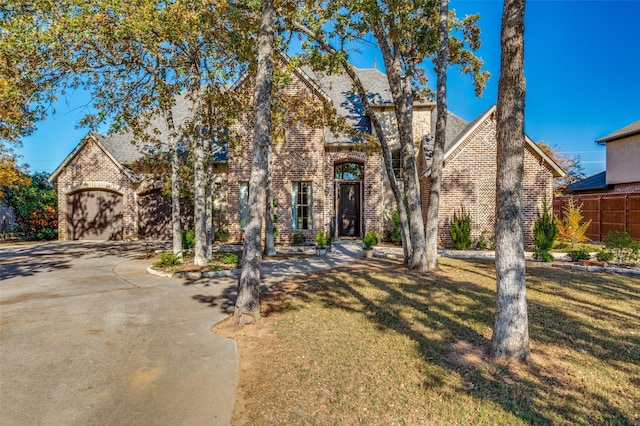 view of front of property featuring a front lawn and a garage