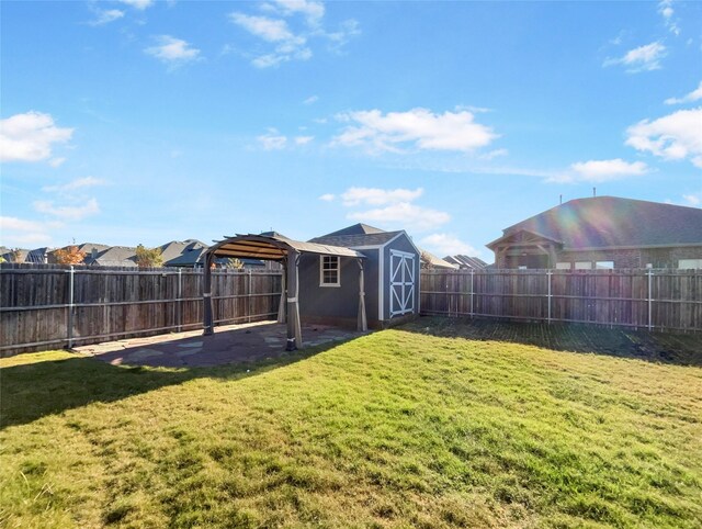 view of yard with a storage shed