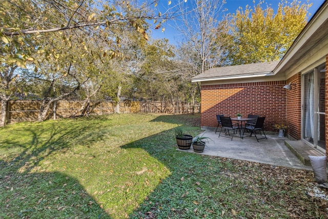 view of yard featuring a patio