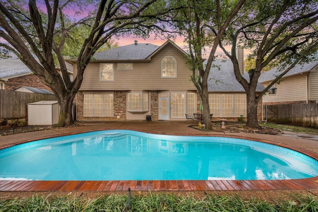 view of front property featuring a garage and a lawn