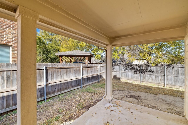 view of yard featuring a patio area