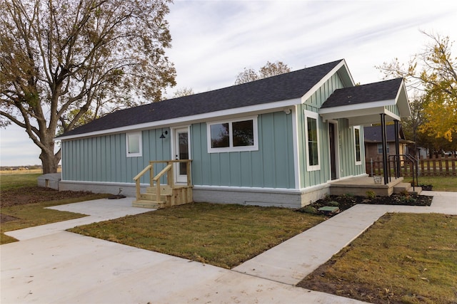 view of front of property with a front yard