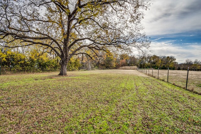 view of yard featuring a rural view