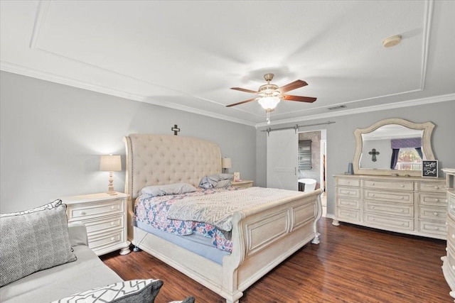 bedroom featuring crown molding, dark hardwood / wood-style floors, a barn door, and ceiling fan