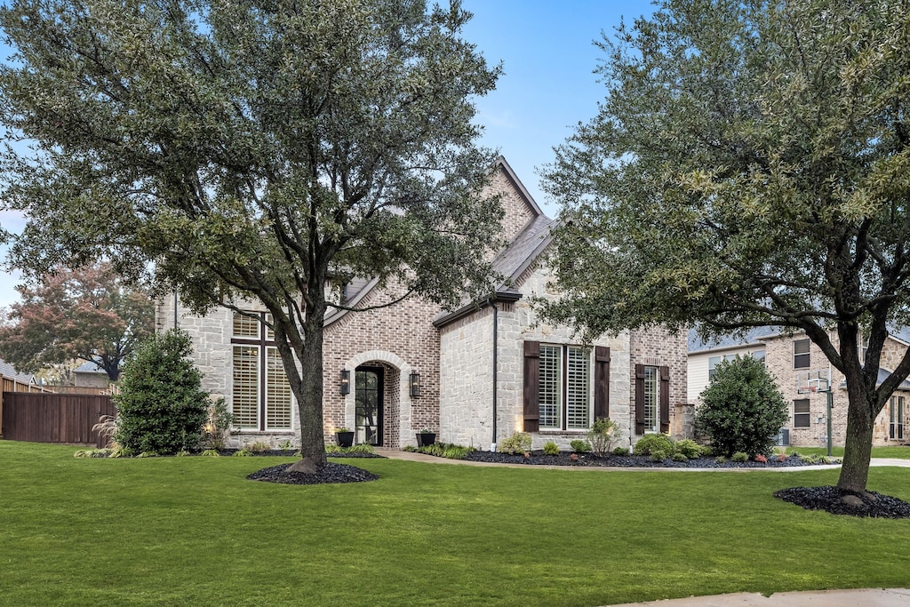 view of front facade featuring a front yard