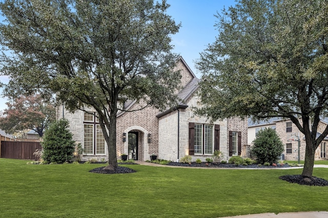 view of front facade featuring a front yard