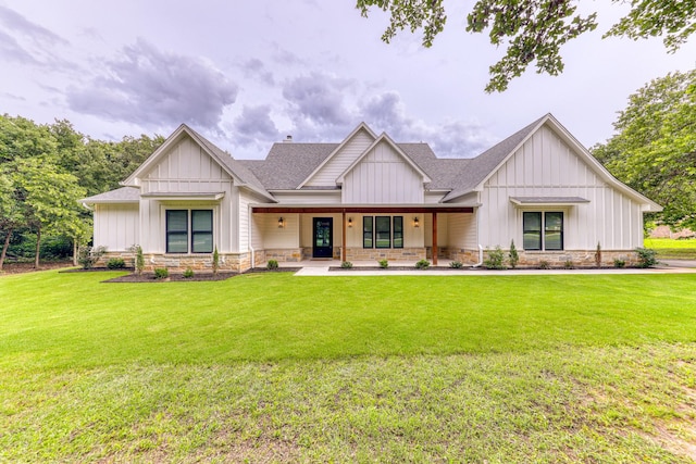 view of front of property featuring covered porch and a front yard